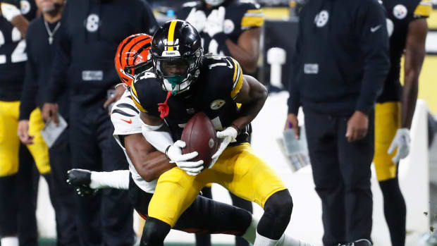 Dec 23, 2023; Pittsburgh, Pennsylvania, USA; Pittsburgh Steelers wide receiver George Pickens (14) makes a catch against Cincinnati Bengals cornerback Chidobe Awuzie (rear) during the second quarter at Acrisure Stadium.